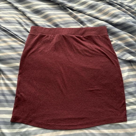 Small Burgundy H&M Divided Skirt - Picture 2 of 4